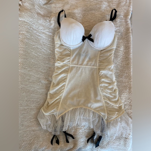 Victoria’s Secret intimates white cotton lace bodice with black details - Picture 4 of 12